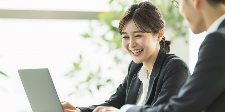 上司と明るく話す派遣社員
